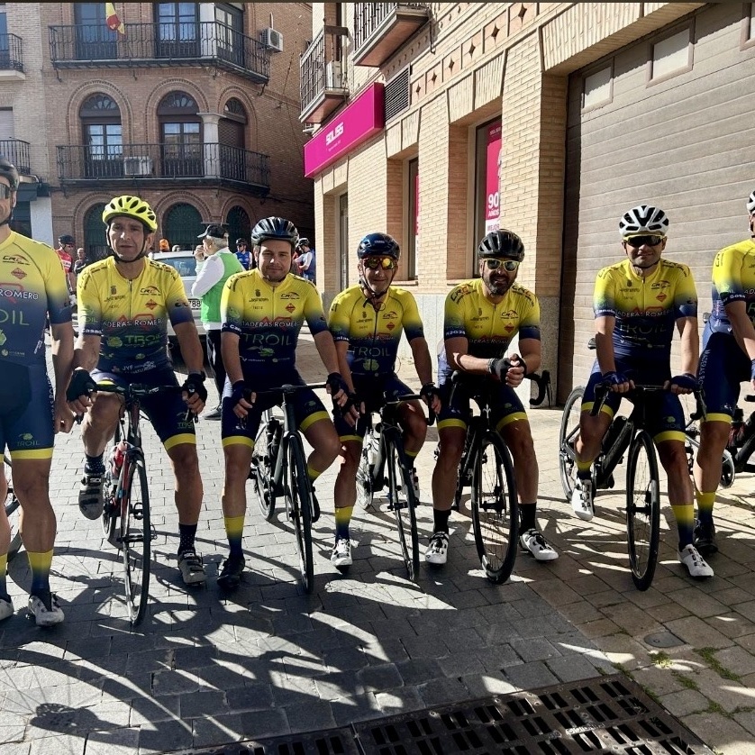 Grupo de ciclistas reunidos en una calle del casco urbano.